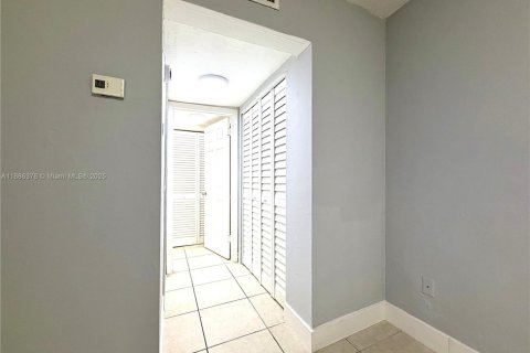 Condo in North Miami, Florida, 1 bedroom  № 1941638 - photo 10