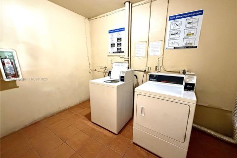 Condo in North Miami, Florida, 1 bedroom  № 1941638 - photo 17