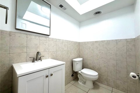 Condo in North Miami, Florida, 1 bedroom  № 1941638 - photo 12