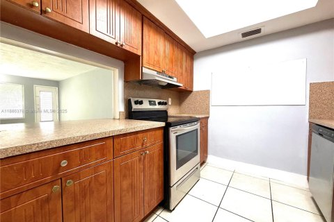 Condo in North Miami, Florida, 1 bedroom  № 1941638 - photo 9