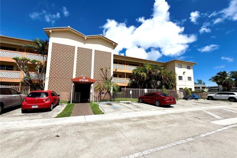 Condo in North Miami, Florida, 1 bedroom  № 1941638 - photo 22
