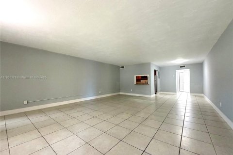 Condo in North Miami, Florida, 1 bedroom  № 1941638 - photo 4