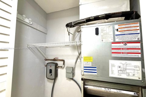 Condo in North Miami, Florida, 1 bedroom  № 1941638 - photo 11