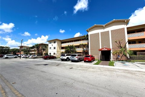 Condo in North Miami, Florida, 1 bedroom  № 1941638 - photo 2