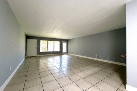 Condo in North Miami, Florida, 1 bedroom  № 1941638 - photo 6