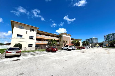 Condo in North Miami, Florida, 1 bedroom  № 1941638 - photo 3