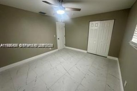 Villa ou maison à louer à Hallandale Beach, Floride: 2 chambres, 197.79 m2 № 2039091 - photo 11