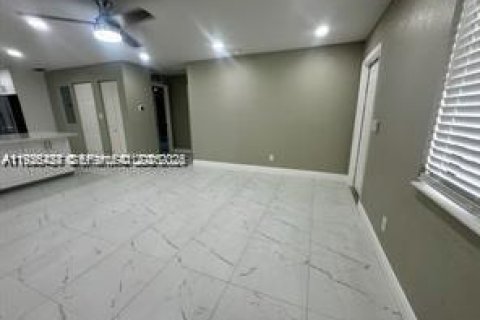 Villa ou maison à louer à Hallandale Beach, Floride: 2 chambres, 197.79 m2 № 2039091 - photo 16
