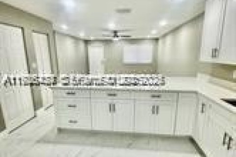 Villa ou maison à louer à Hallandale Beach, Floride: 2 chambres, 197.79 m2 № 2039091 - photo 19