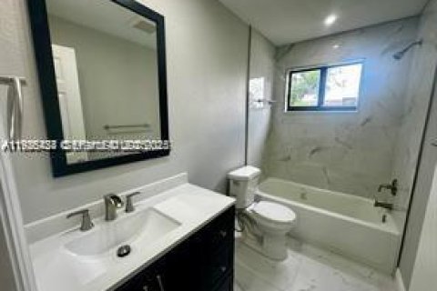 Villa ou maison à louer à Hallandale Beach, Floride: 2 chambres, 197.79 m2 № 2039091 - photo 13