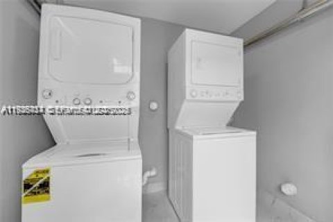 Villa ou maison à louer à Hallandale Beach, Floride: 2 chambres, 197.79 m2 № 2039091 - photo 9