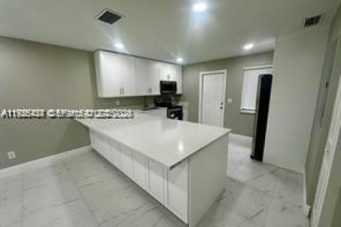 Villa ou maison à louer à Hallandale Beach, Floride: 2 chambres, 197.79 m2 № 2039091 - photo 18