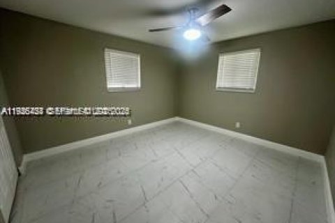 Villa ou maison à louer à Hallandale Beach, Floride: 2 chambres, 197.79 m2 № 2039091 - photo 12