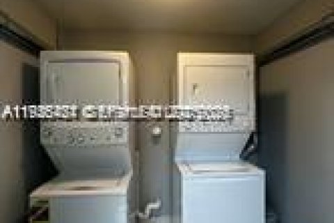 Villa ou maison à louer à Hallandale Beach, Floride: 2 chambres, 197.79 m2 № 2039091 - photo 10