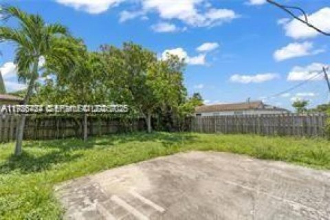 Villa ou maison à louer à Hallandale Beach, Floride: 2 chambres, 197.79 m2 № 2039091 - photo 5