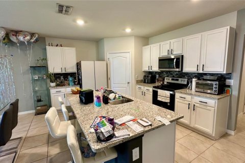 House in Winter Haven, Florida 4 bedrooms, 171.96 sq.m. № 1895165 - photo 5
