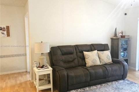 Condominio en alquiler en Miramar, Florida, 2 dormitorios, 89.74 m2 № 1941332 - foto 4