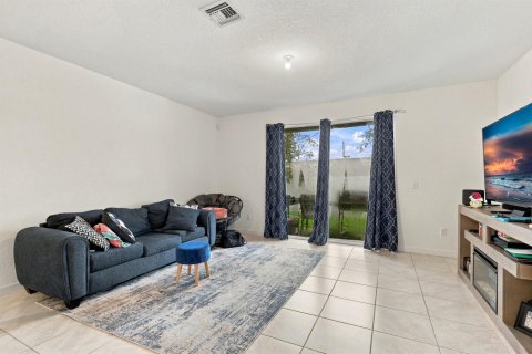 Townhouse in Riviera Beach, Florida 3 bedrooms, 139.35 sq.m. № 2390063 - photo 13