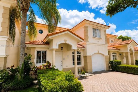 Townhouse in Hialeah, Florida 3 bedrooms, 172.8 sq.m. № 2086713