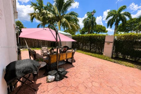 Townhouse in Hialeah, Florida 3 bedrooms, 172.8 sq.m. № 2086713 - photo 7
