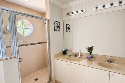 Townhouse in Hialeah, Florida 3 bedrooms, 172.8 sq.m. № 2086713 - photo 4