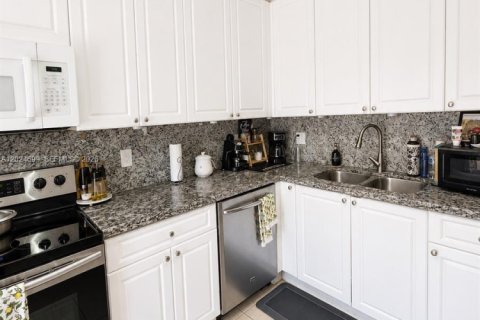 Townhouse in Hialeah, Florida 3 bedrooms, 172.8 sq.m. № 2086713 - photo 12