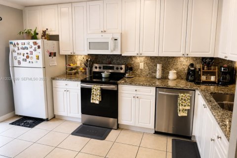Townhouse in Hialeah, Florida 3 bedrooms, 172.8 sq.m. № 2086713 - photo 13