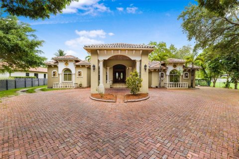 House in Miami, Florida 5 bedrooms, 482.16 sq.m. № 2244124