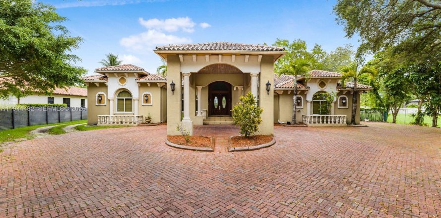 House in Miami, Florida 5 bedrooms, 482.16 sq.m. № 2244124