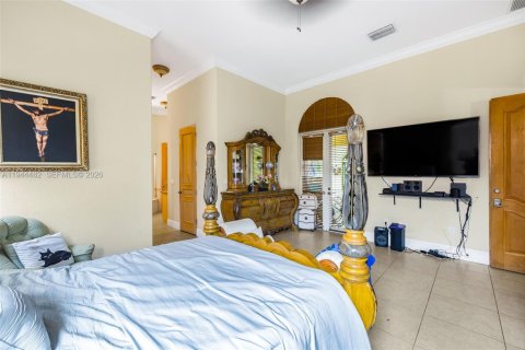 House in Miami, Florida 5 bedrooms, 482.16 sq.m. № 2244124 - photo 19