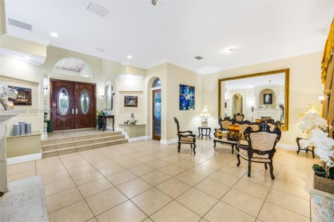 House in Miami, Florida 5 bedrooms, 482.16 sq.m. № 2244124 - photo 7
