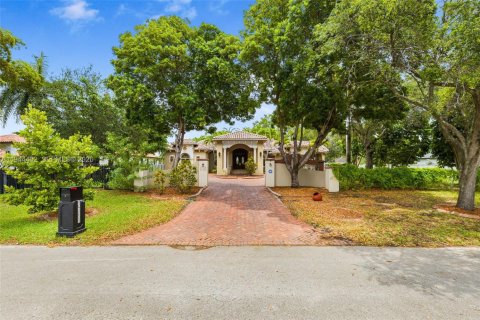 House in Miami, Florida 5 bedrooms, 482.16 sq.m. № 2244124 - photo 2