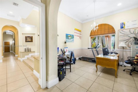House in Miami, Florida 5 bedrooms, 482.16 sq.m. № 2244124 - photo 21
