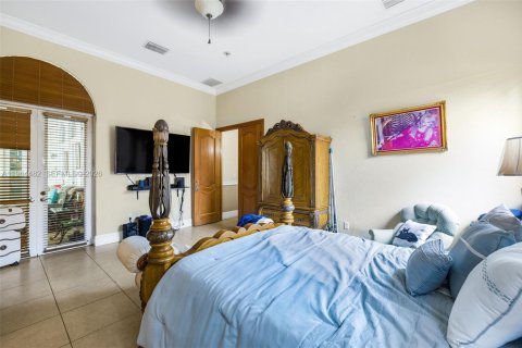 House in Miami, Florida 5 bedrooms, 482.16 sq.m. № 2244124 - photo 27
