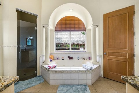 House in Miami, Florida 5 bedrooms, 482.16 sq.m. № 2244124 - photo 28