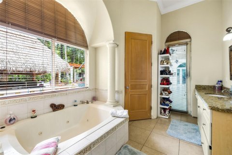 House in Miami, Florida 5 bedrooms, 482.16 sq.m. № 2244124 - photo 29