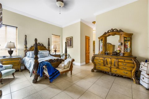 House in Miami, Florida 5 bedrooms, 482.16 sq.m. № 2244124 - photo 20