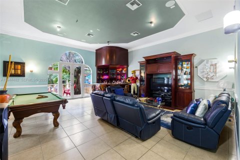 House in Miami, Florida 5 bedrooms, 482.16 sq.m. № 2244124 - photo 26