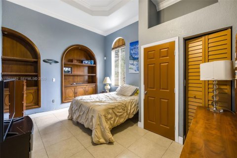 House in Miami, Florida 5 bedrooms, 482.16 sq.m. № 2244124 - photo 23