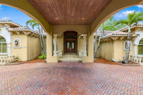 House in Miami, Florida 5 bedrooms, 482.16 sq.m. № 2244124 - photo 4