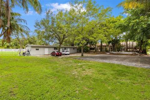 House in Miami, Florida 5 bedrooms, 482.16 sq.m. № 2244124 - photo 11