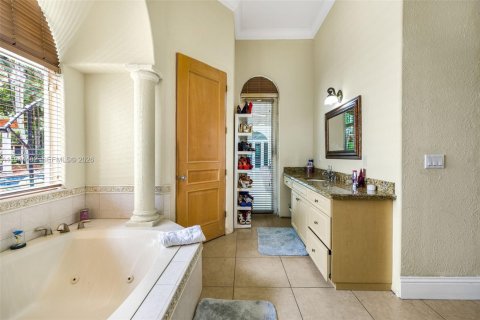 House in Miami, Florida 5 bedrooms, 482.16 sq.m. № 2244124 - photo 30
