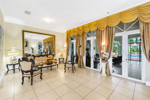 House in Miami, Florida 5 bedrooms, 482.16 sq.m. № 2244124 - photo 8