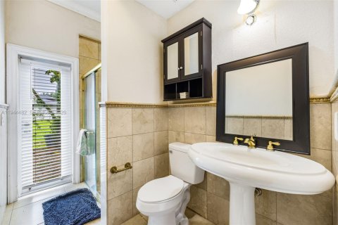 House in Miami, Florida 5 bedrooms, 482.16 sq.m. № 2244124 - photo 22