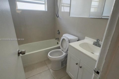 Propiedad comercial en venta en Hallandale Beach, Florida, 92.9 m2 № 1983245 - foto 16