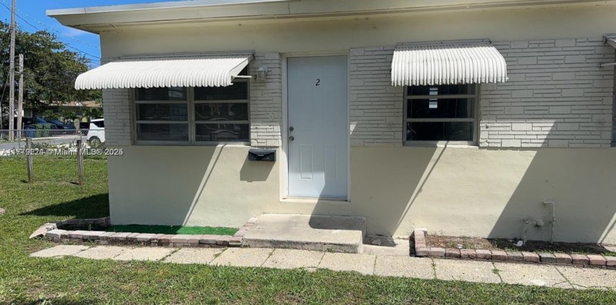 Propiedad comercial en Hallandale Beach, Florida 92.9 m2 № 1983245