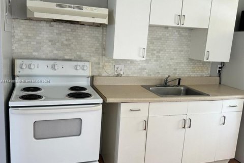 Propiedad comercial en venta en Hallandale Beach, Florida, 92.9 m2 № 1983245 - foto 9