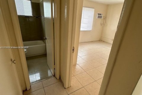 Propiedad comercial en venta en Hallandale Beach, Florida, 92.9 m2 № 1983245 - foto 4