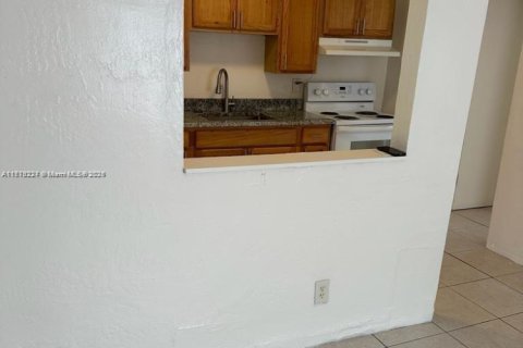 Propiedad comercial en venta en Hallandale Beach, Florida, 92.9 m2 № 1983245 - foto 8