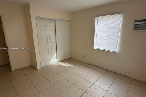 Propiedad comercial en venta en Hallandale Beach, Florida, 92.9 m2 № 1983245 - foto 5